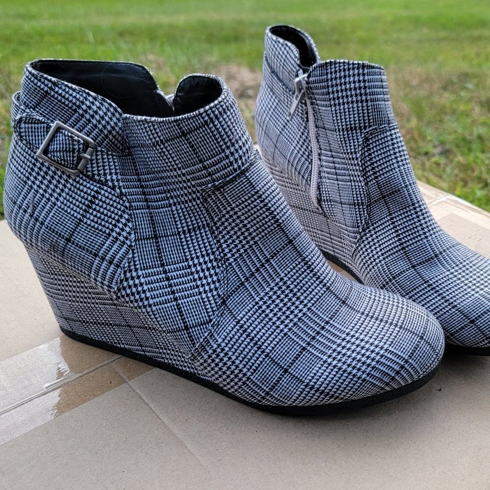 Houndstooth Plaid Wedge Bootie size 9